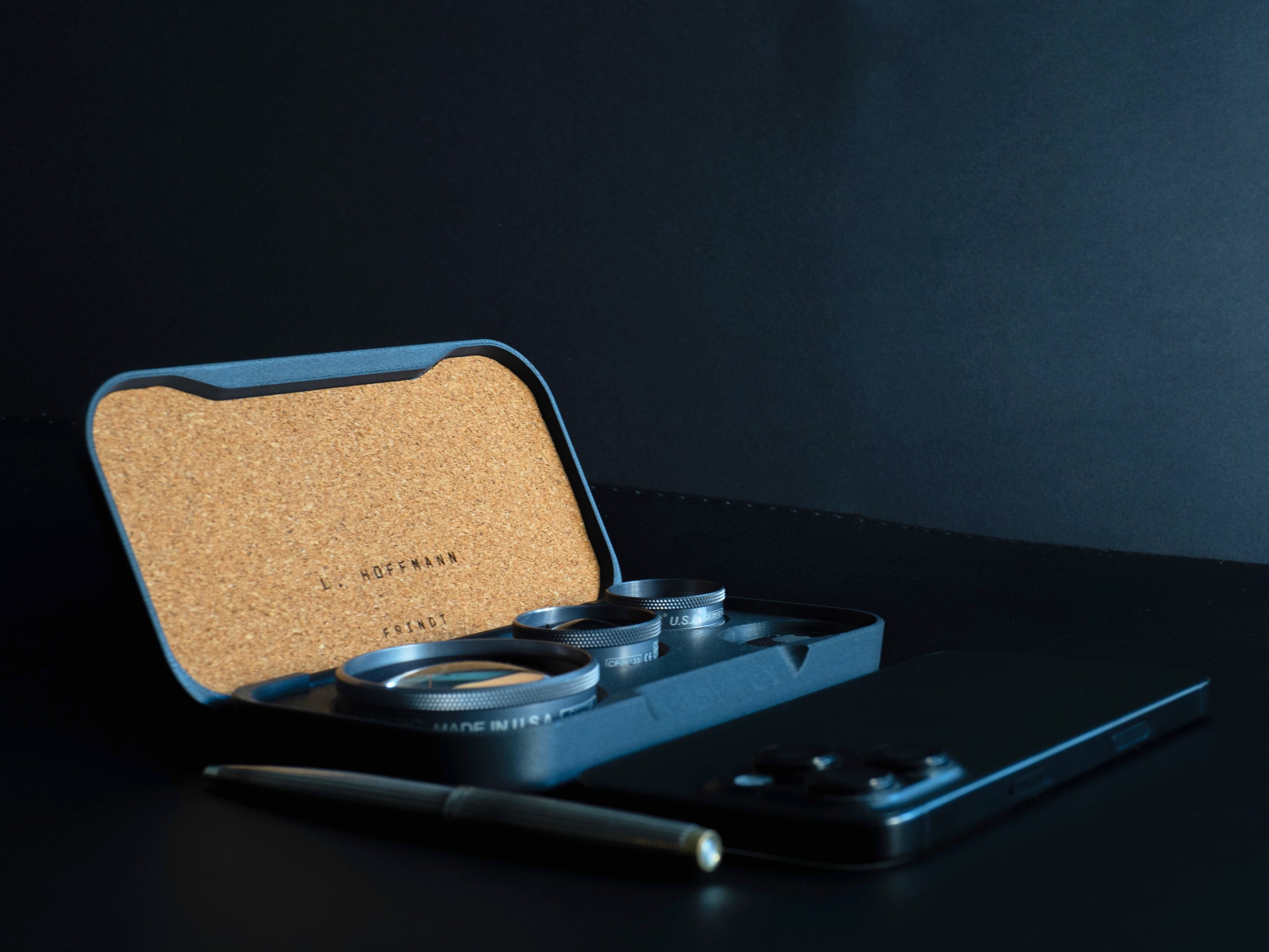 


    
FRINDT Multi Lens Case for diagnostic Volk and ophthalmic lenses, closed view, mineral grey carbon-fibre case
  
