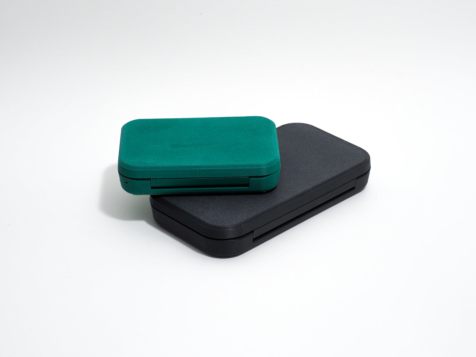 


Technical cross-section of Custom Lens Case showing cork inlay and magnetic closure

